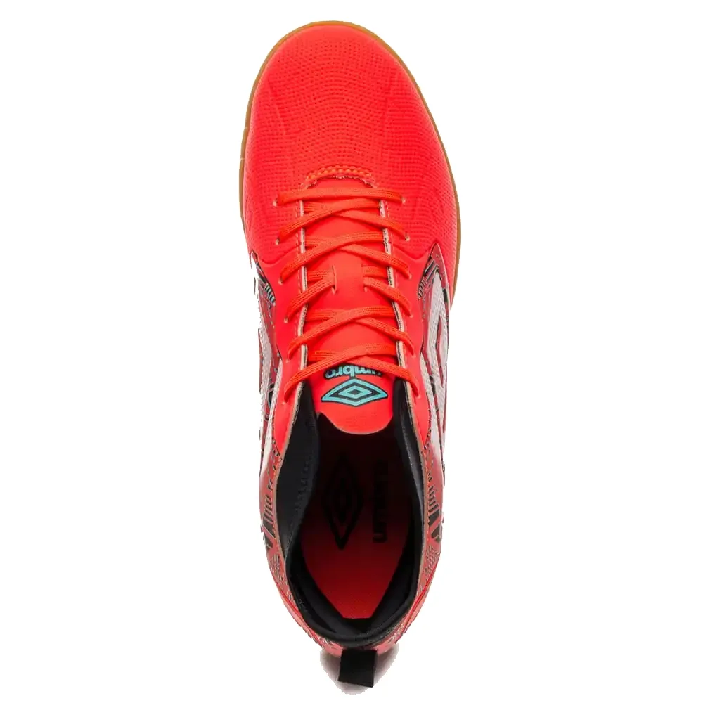 Chuteira de futsal Umbro vermelha vista lateral destacando detalhes e qualidade